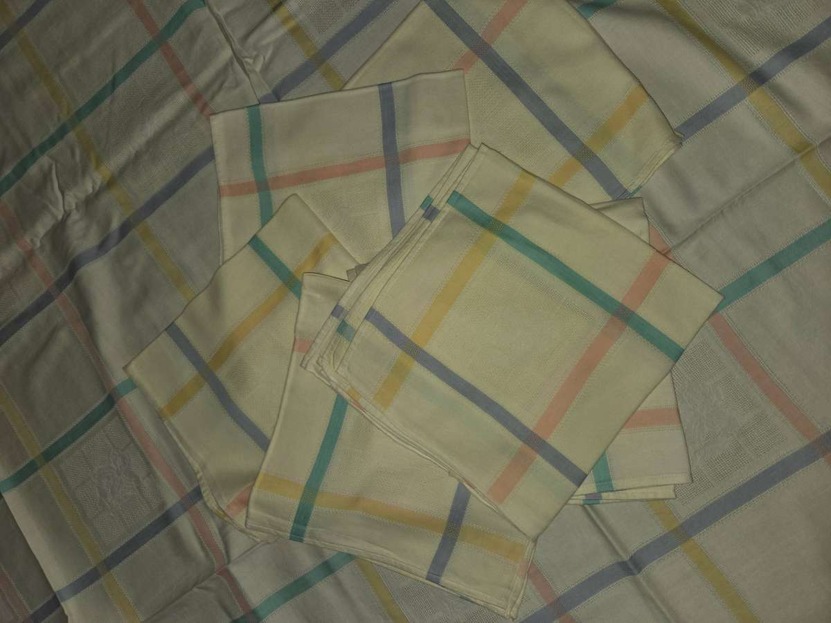 Large Vintage Tablecloth with 6 matching fabric napkins - 1.8m x 1.4m - Perfect condition