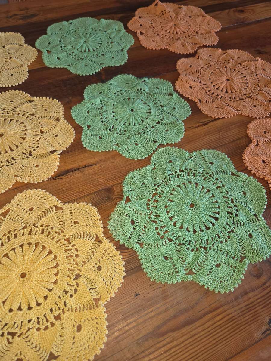 9 x Beautiful Vintage Crochet Doilies in perfect condition - Diameter - 22cm - Great detail!