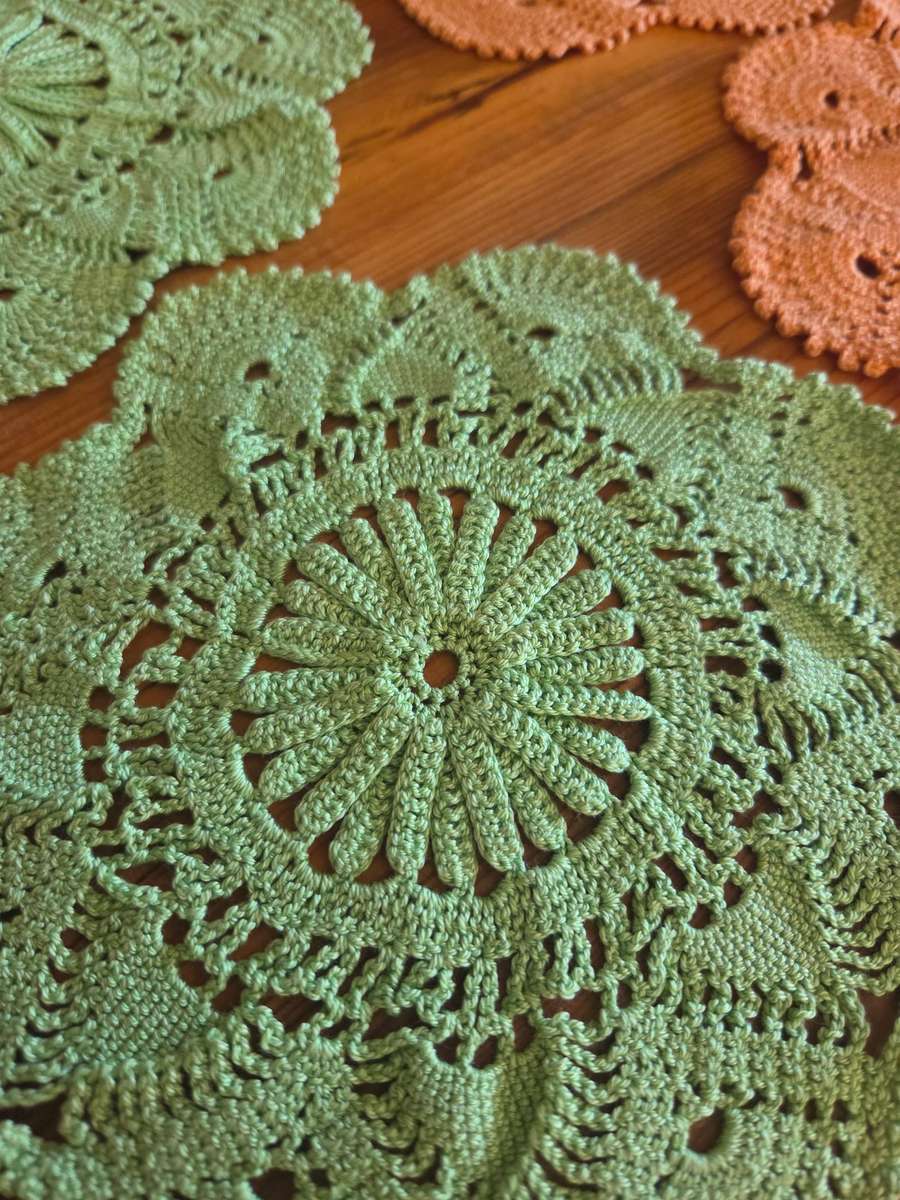 9 x Beautiful Vintage Crochet Doilies in perfect condition - Diameter - 22cm - Great detail!