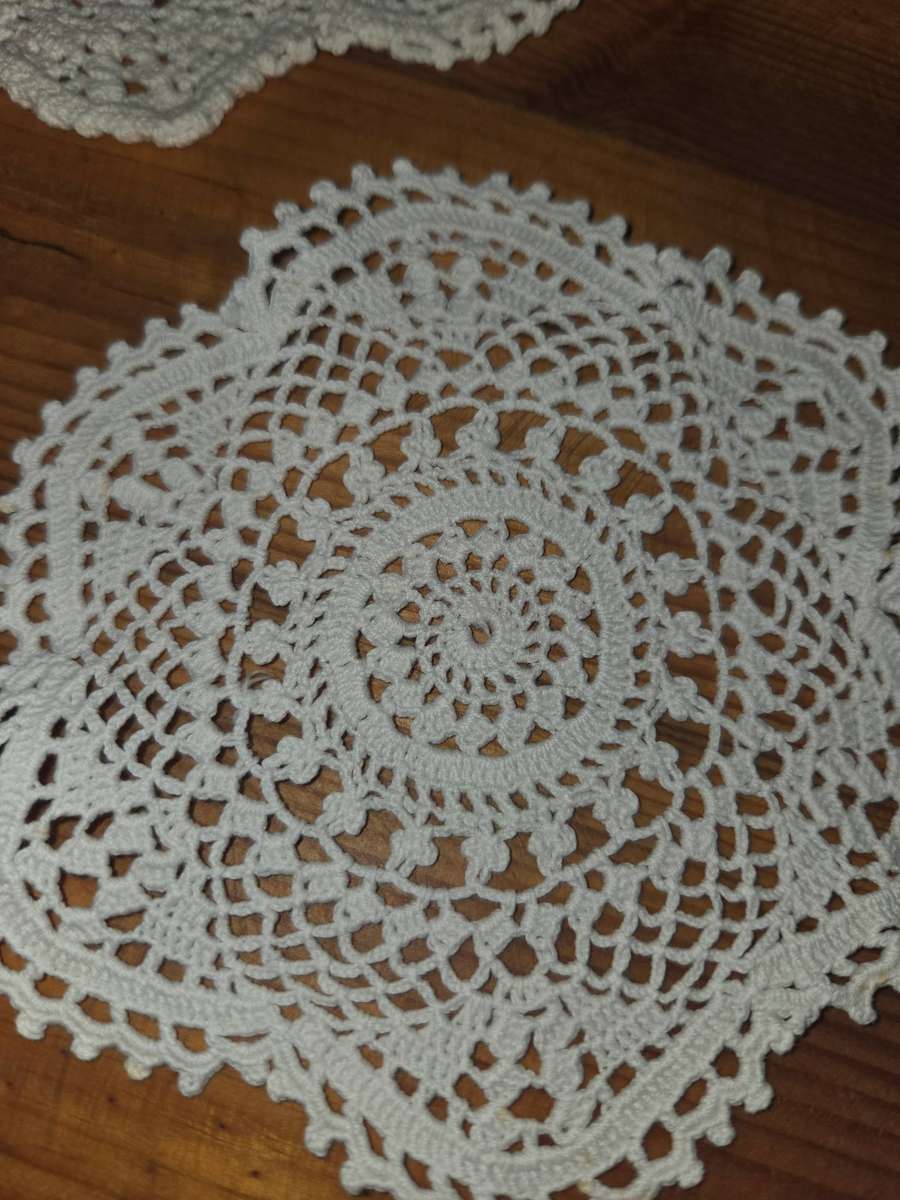 5 x Beautiful Vintage Crochet Doilies - Largest - 21cm - Smallest - 12.5cm