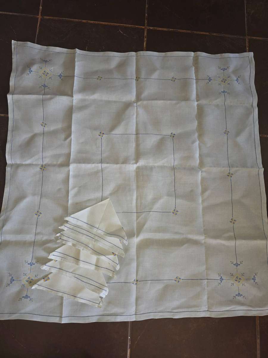 Beautiful Vintage Embroidered Tablecloth with 6 matching napkins - 1.2m x 1.2m - Some minor marks