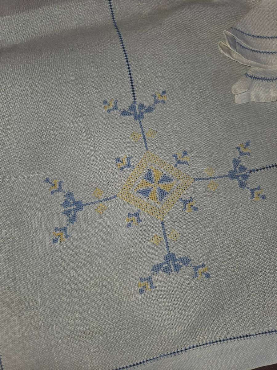 Beautiful Vintage Embroidered Tablecloth with 6 matching napkins - 1.2m x 1.2m - Some minor marks