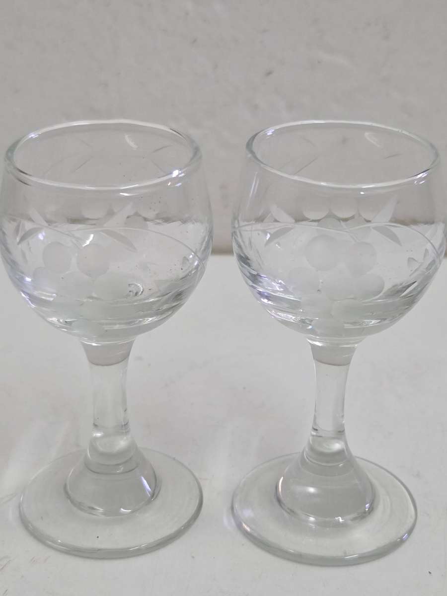 2 x Small Vintage Sherry glasses with grape detail