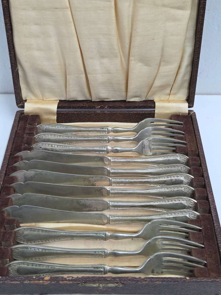 12 Piece Vintage EPNS Knife and fork set in original box