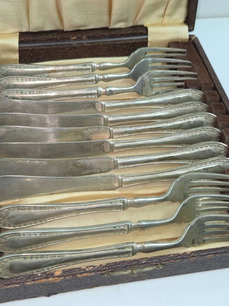 12 Piece Vintage EPNS Knife and fork set in original box
