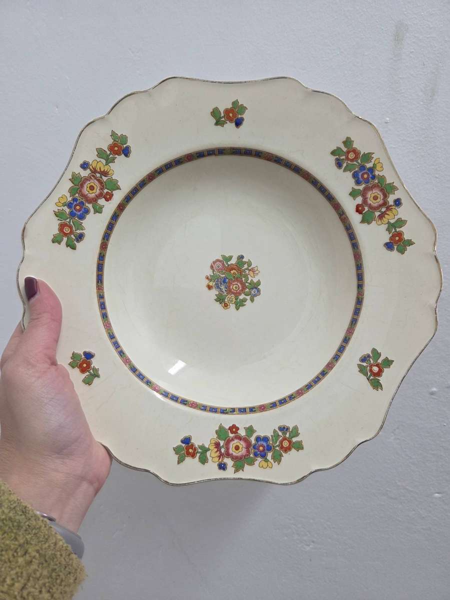 Beautiful vintage John Maddock & Sons Minerva Royal Ivory soup plate - Diameter - 26cm