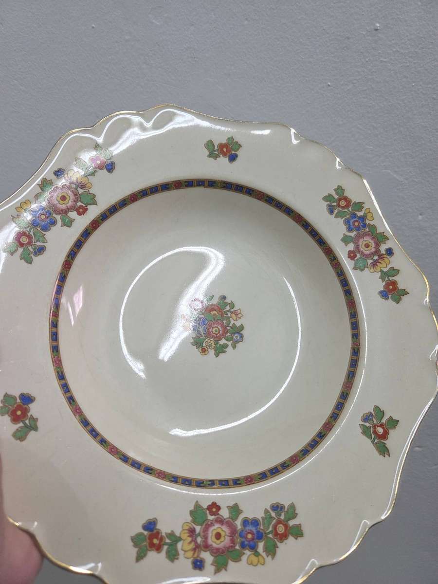 Beautiful vintage John Maddock & Sons Minerva Royal Ivory soup plate - Diameter - 26cm