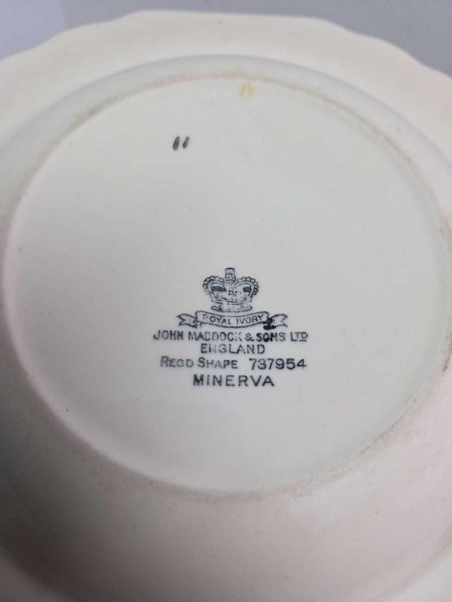 Beautiful vintage John Maddock & Sons Minerva Royal Ivory soup plate - Diameter - 26cm