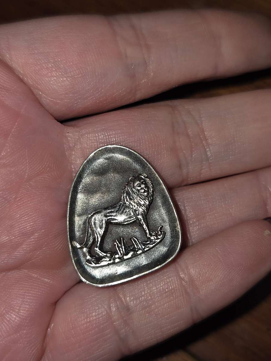 Vintage Earrings with lion detail