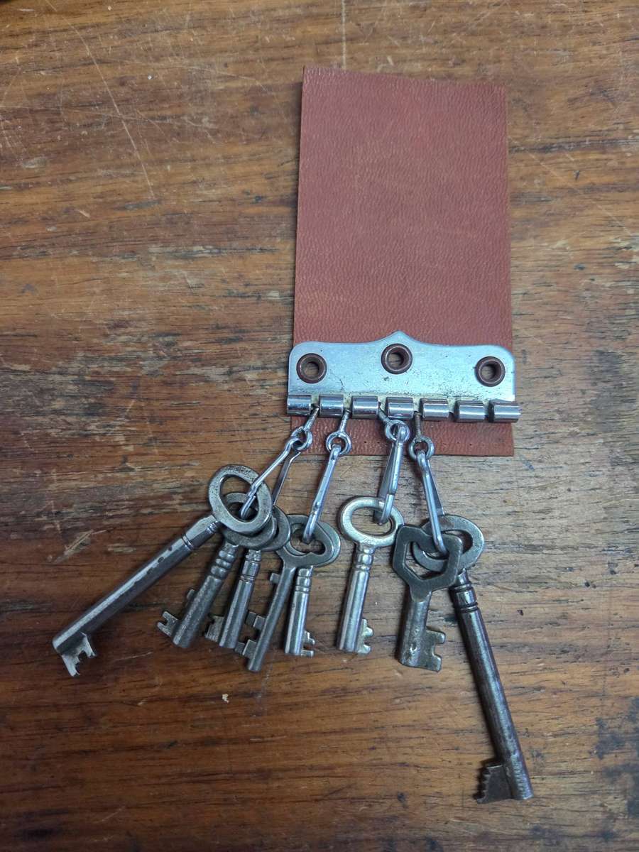 Leather Key chain with 8 x Vintage Keys - Largest 6.4cm - Smallest 3cm
