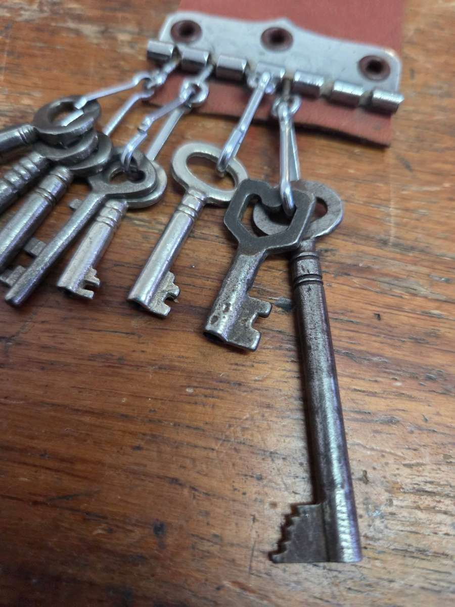 Leather Key chain with 8 x Vintage Keys - Largest 6.4cm - Smallest 3cm