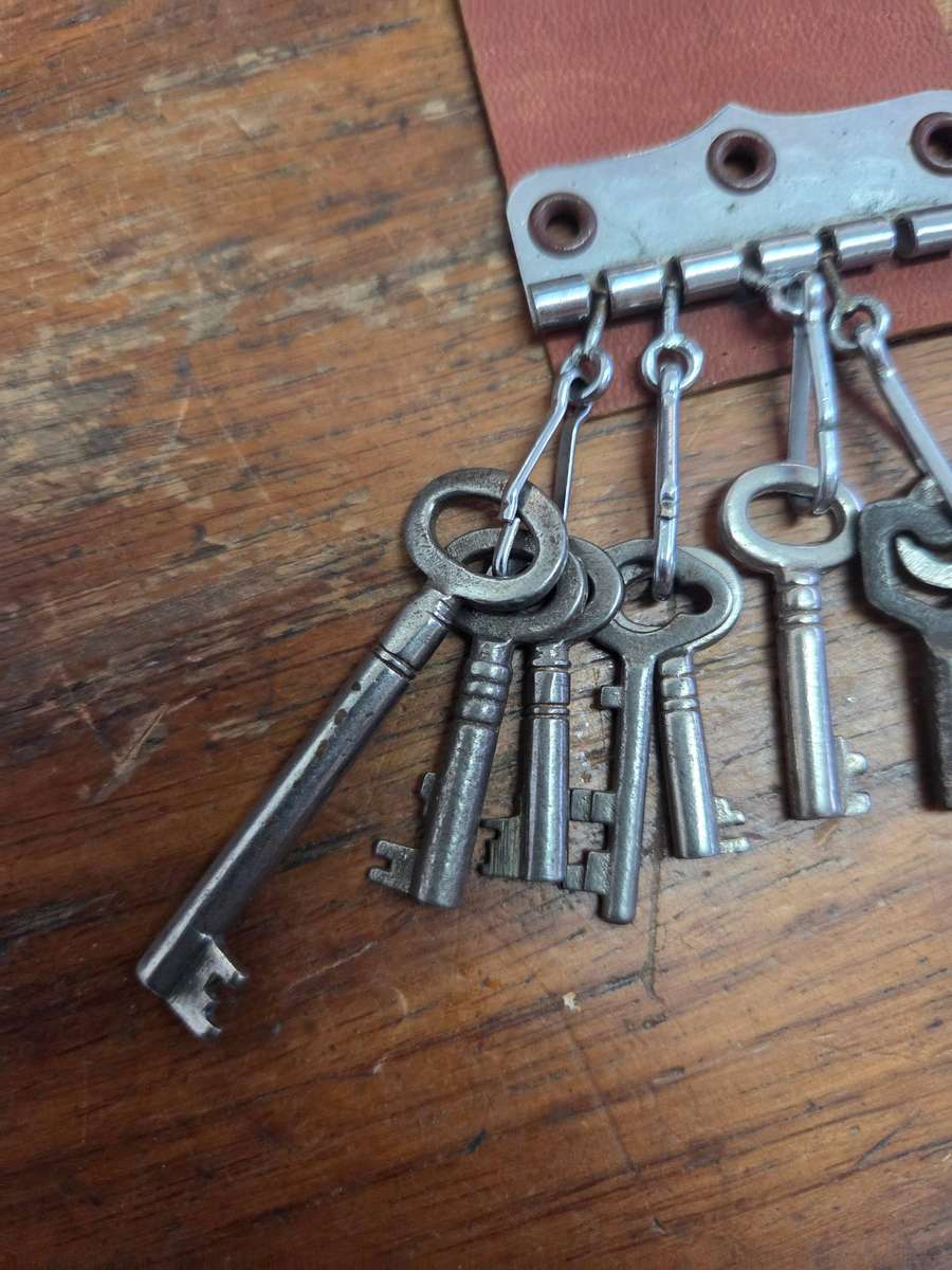 Leather Key chain with 8 x Vintage Keys - Largest 6.4cm - Smallest 3cm