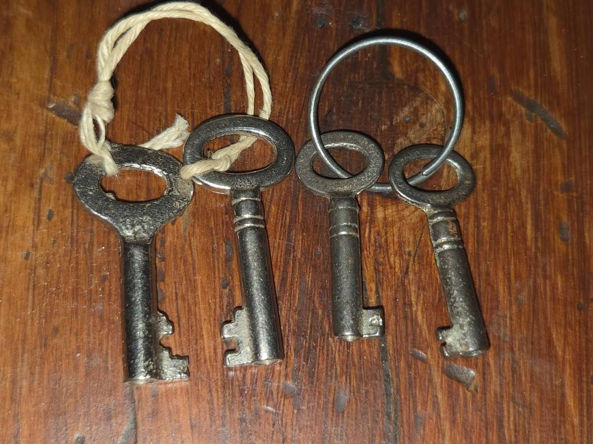4 x Small Vintage Keys - Largest - 3.5cm - Smallest - 3cm
