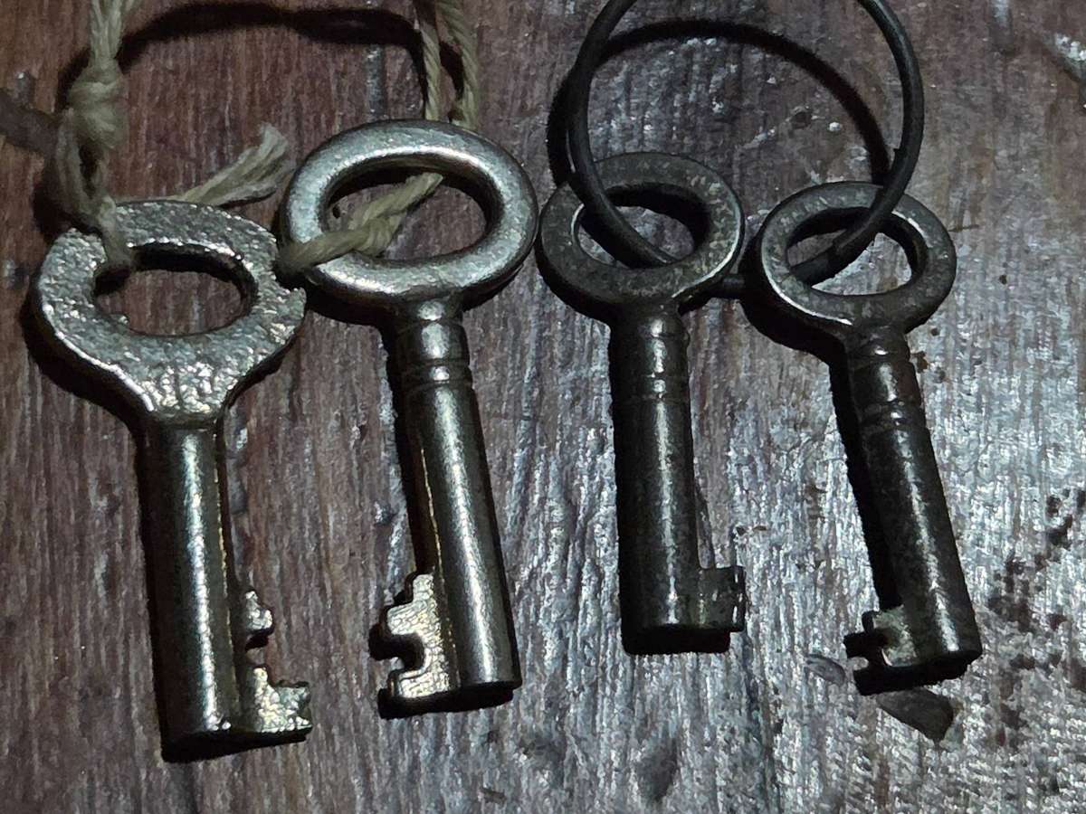 4 x Small Vintage Keys - Largest - 3.5cm - Smallest - 3cm