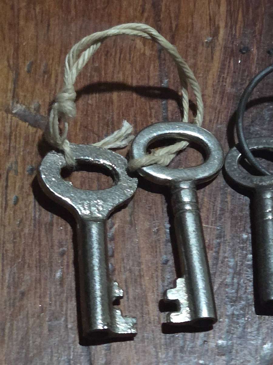 4 x Small Vintage Keys - Largest - 3.5cm - Smallest - 3cm
