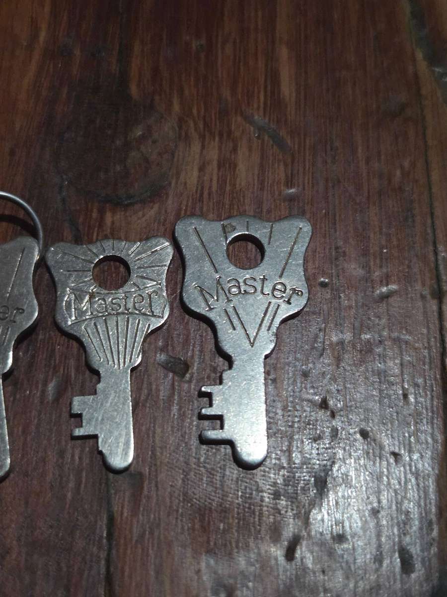 7 x Small Vintage Master Keys