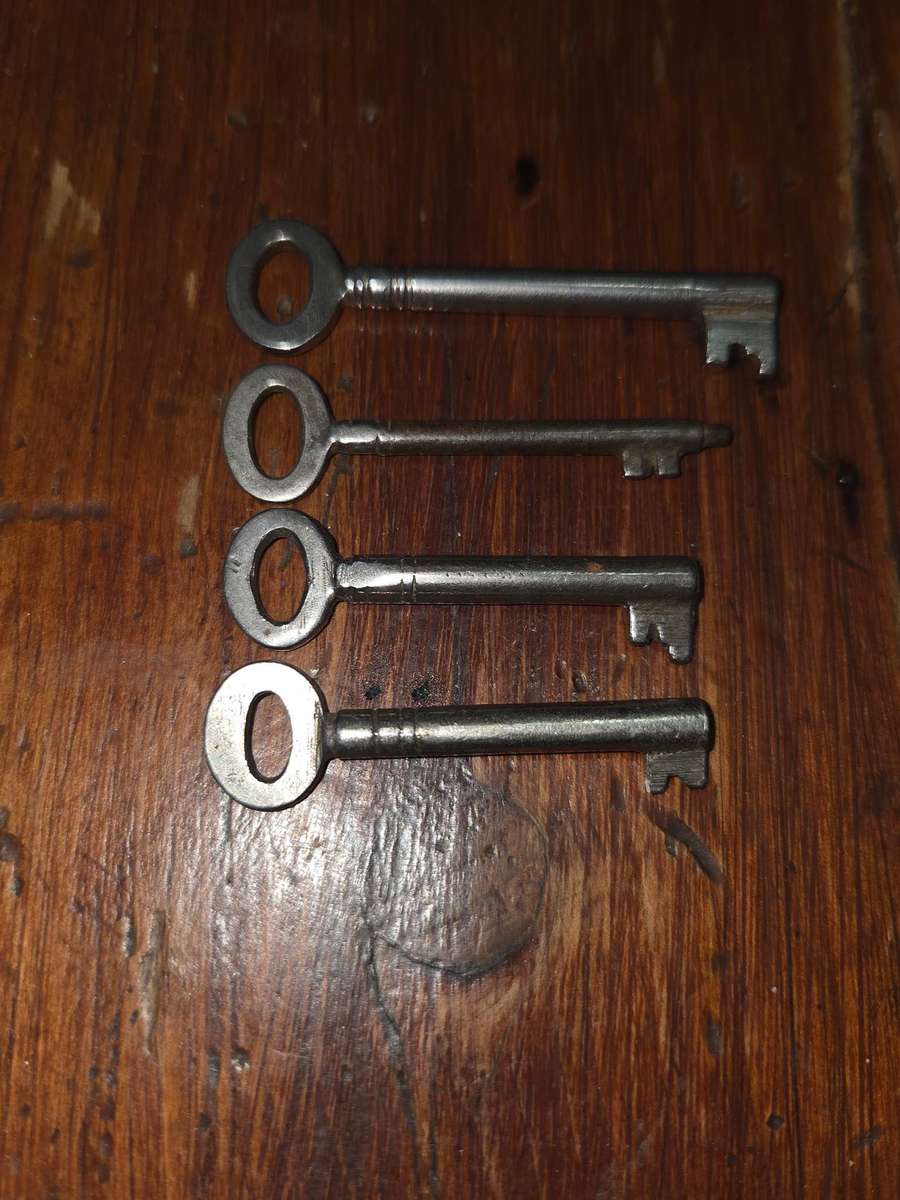 4 x Vintage Keys - Largest - 6cm - Smallest - 4.8cm