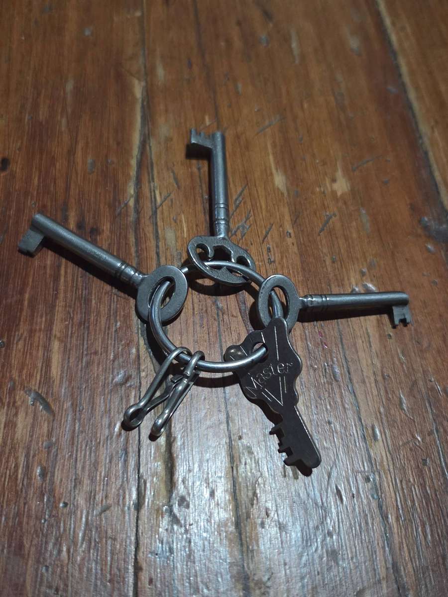 4 x Vintage Keys