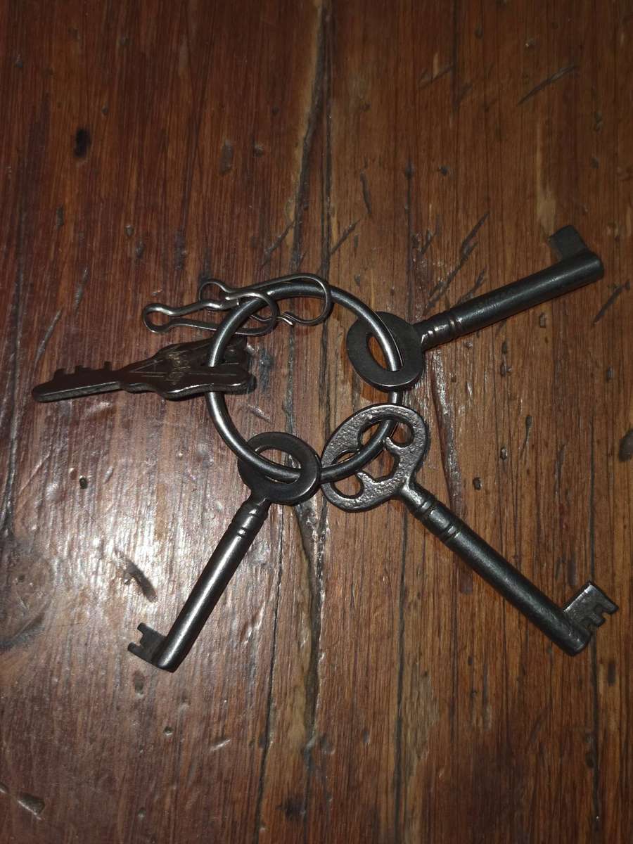 4 x Vintage Keys
