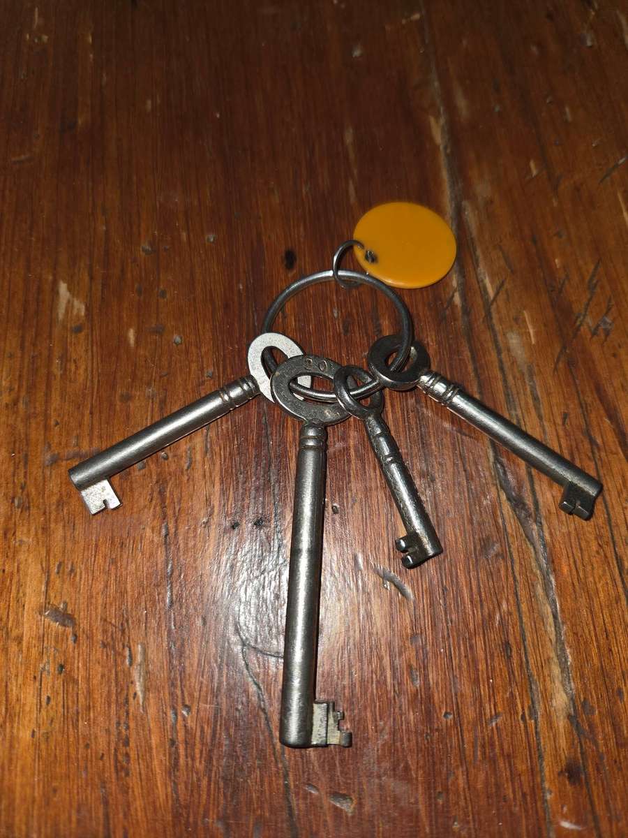 4 x Vintage Keys - Largest - 8cm - Smallest - 4cm