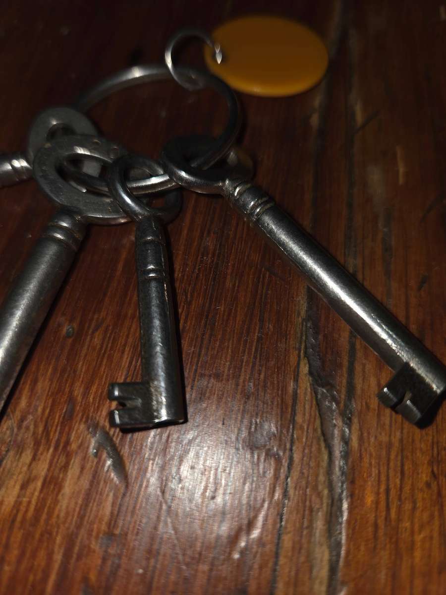 4 x Vintage Keys - Largest - 8cm - Smallest - 4cm