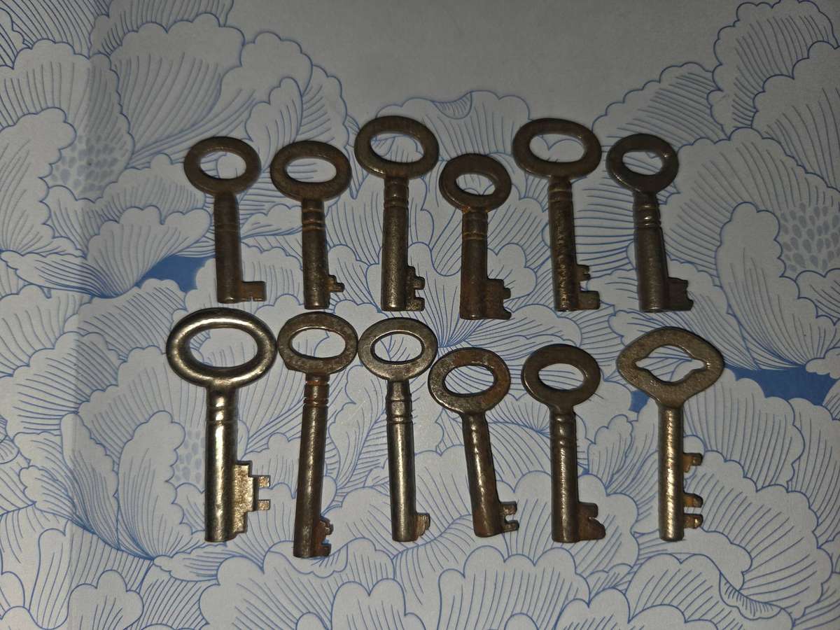 12 x Small Vintage Keys - Largest - 4cm Smallest - 2,9cm