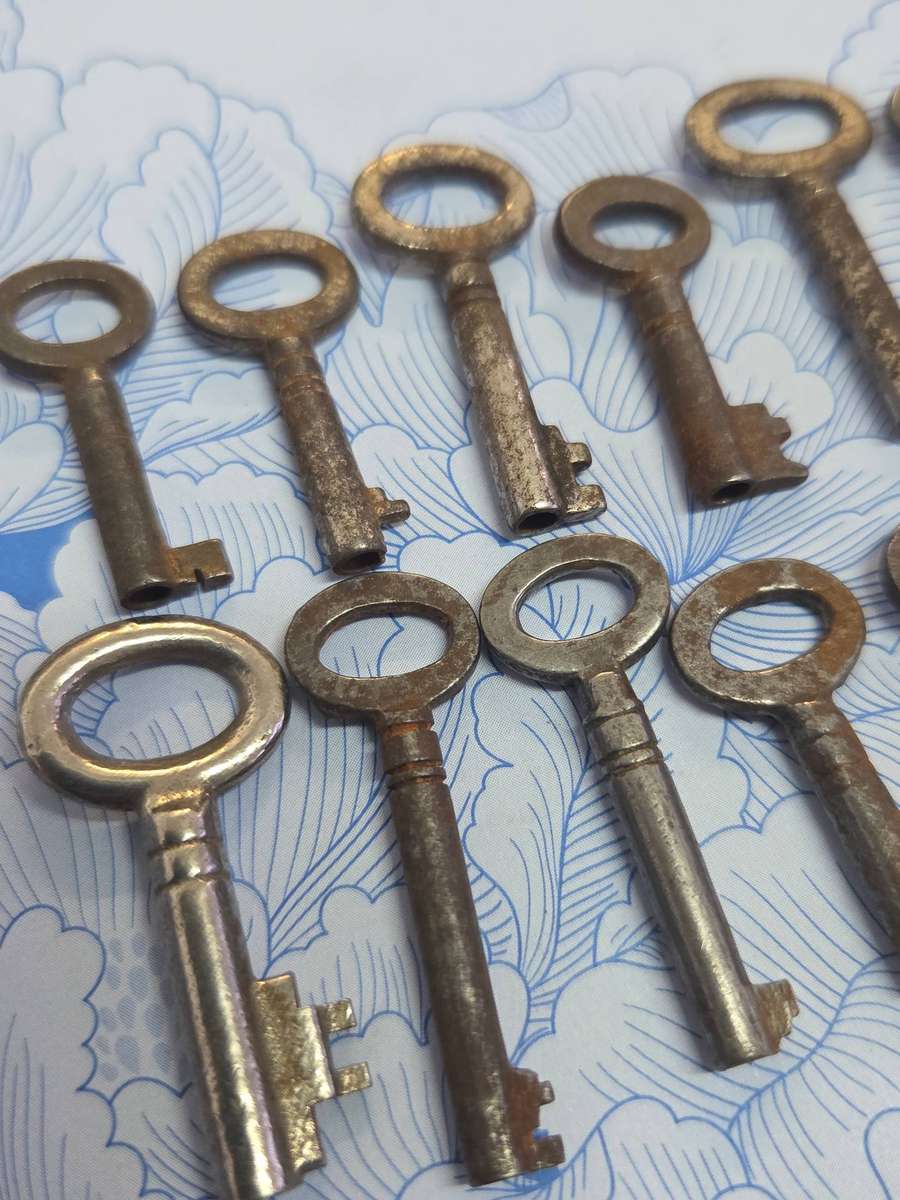 12 x Small Vintage Keys - Largest - 4cm Smallest - 2,9cm