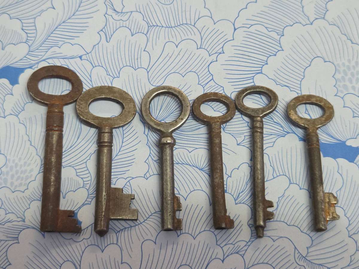 6 x Vintage Keys - Largest - 5.2 cm Smallest - 4.5cm