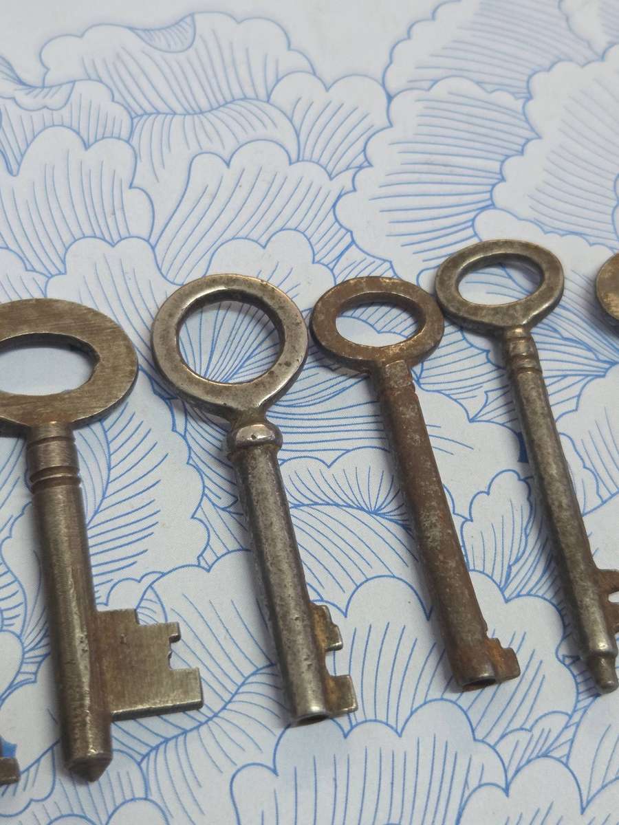 6 x Vintage Keys - Largest - 5.2 cm Smallest - 4.5cm