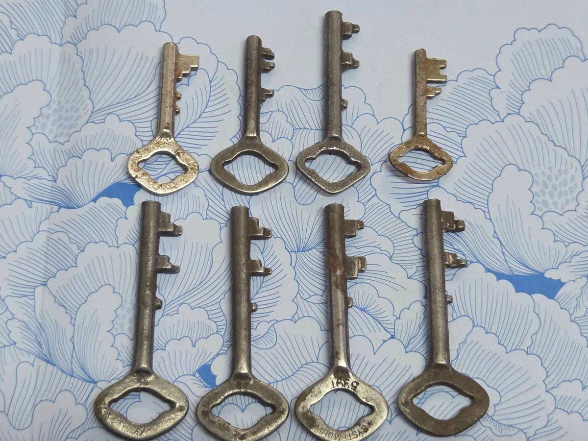 8 x Vintage Keys - Largest - 6.5cm Smallest - 4cm