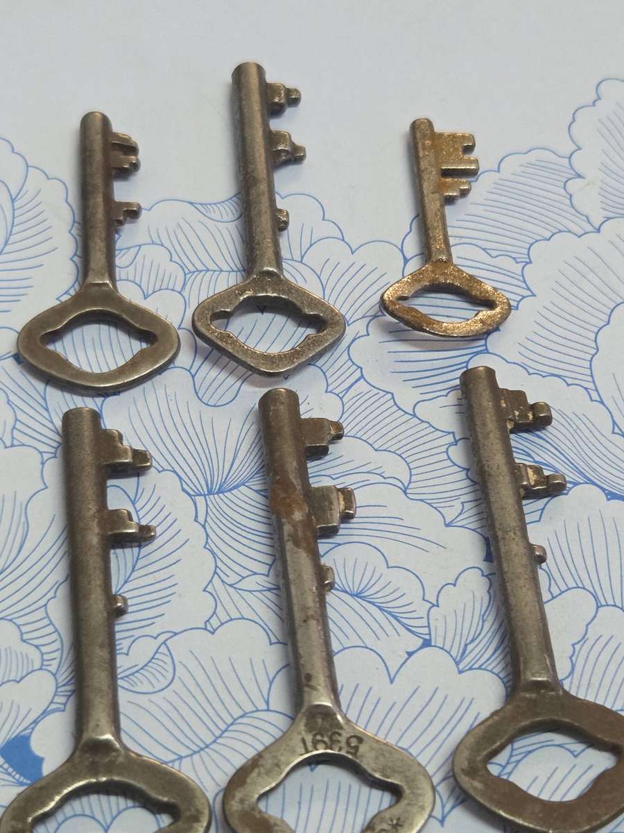 8 x Vintage Keys - Largest - 6.5cm Smallest - 4cm
