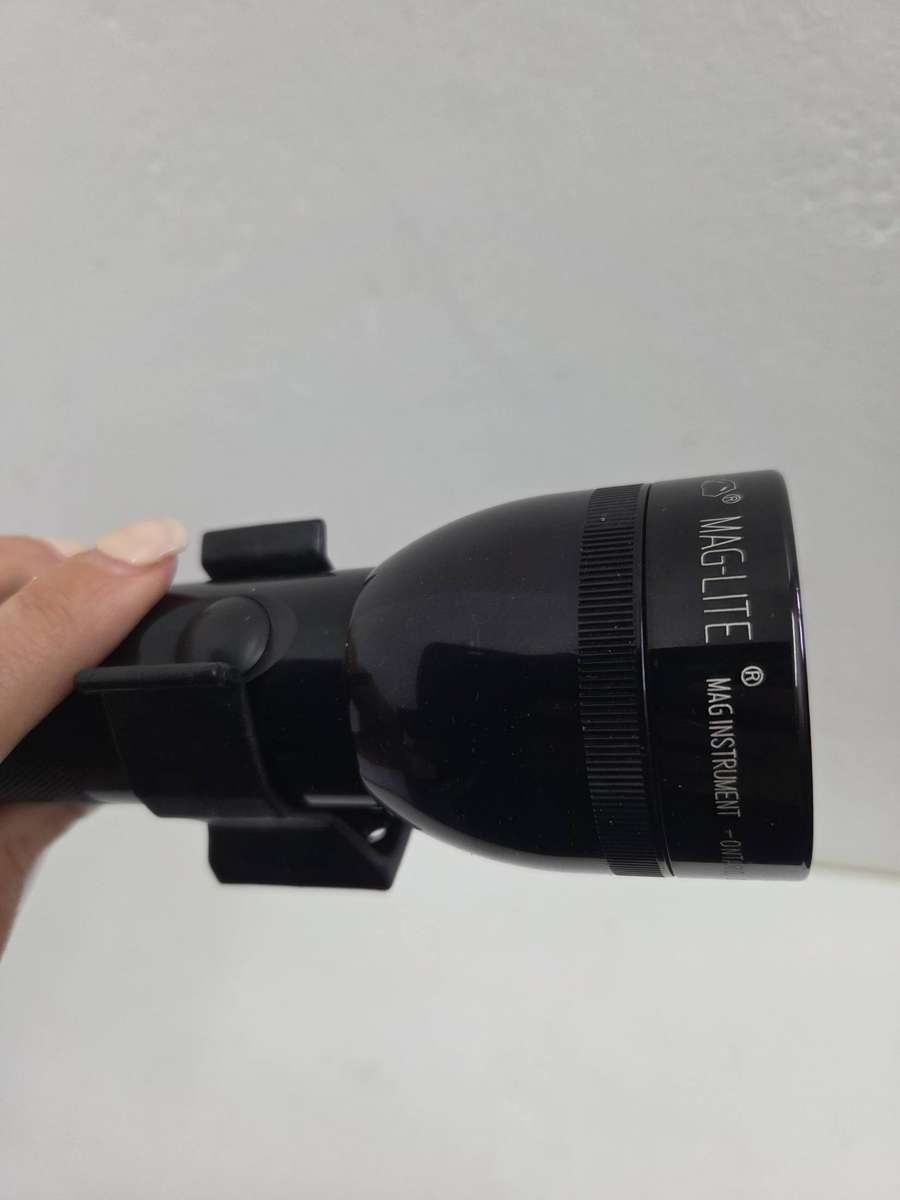 Large Maglite torch with mounting fittings - Perfect condition - Simply needs batteries