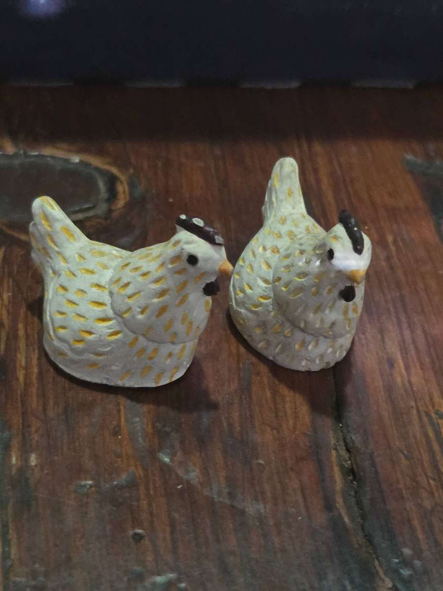 2 Piece Very Small Chicken figurines