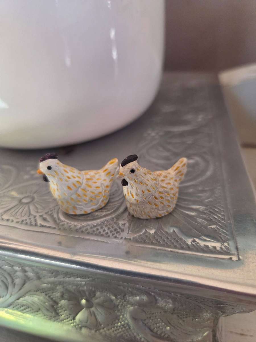 2 Piece Very Small Chicken figurines