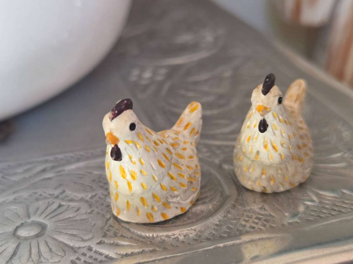 2 Piece Very Small Chicken figurines
