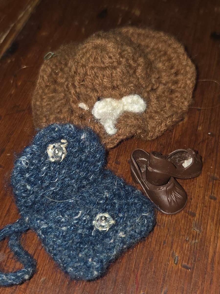 Vintage Barbie doll shoes, hat and handbag
