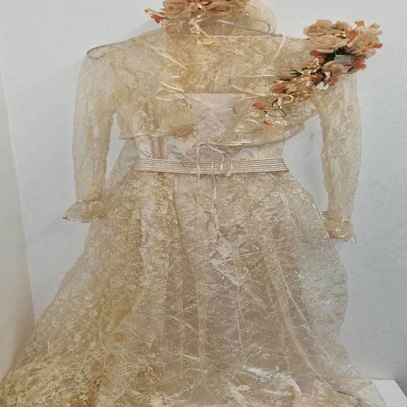Beautiful Vintage Wedding Dress with lace veil and matching lace jacket - Size Small