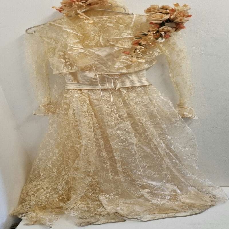 Beautiful Vintage Wedding Dress with lace veil and matching lace jacket - Size Small