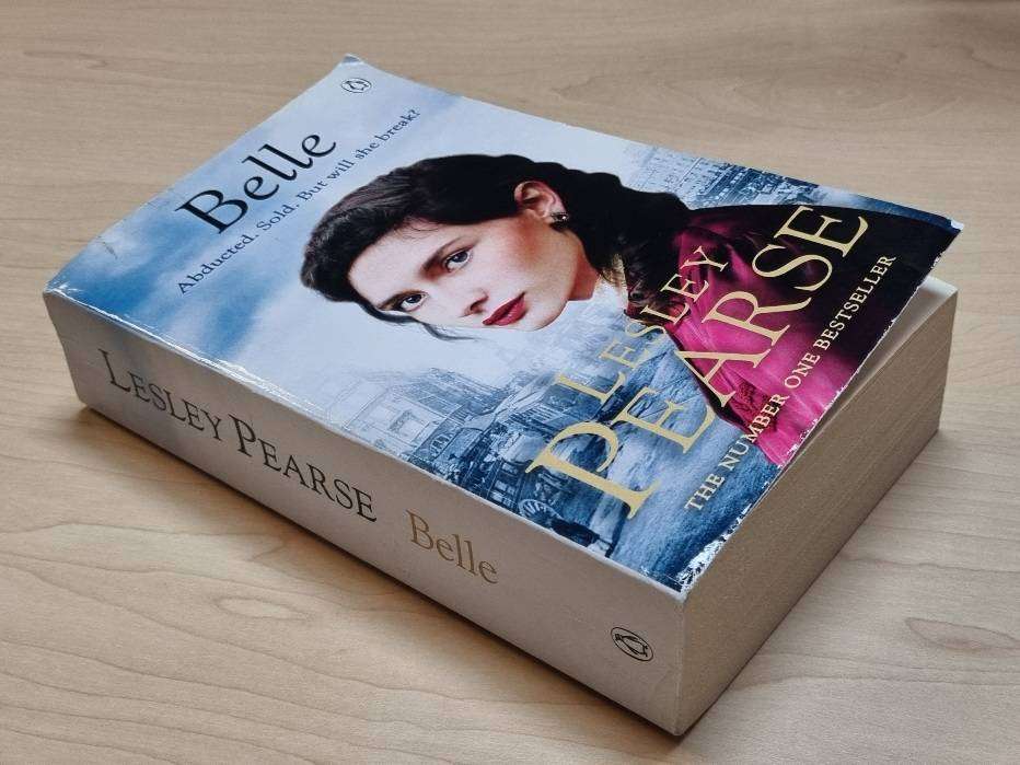 FICTION BOOK: Lesley Pearse - BELLE