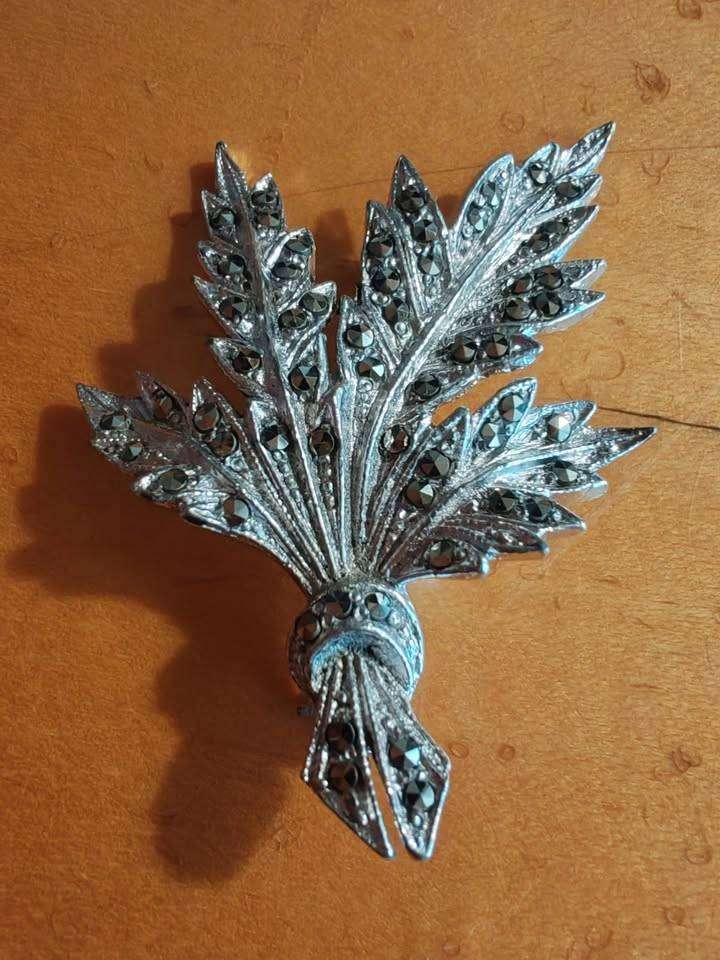 Vintage leaf shaped broach
