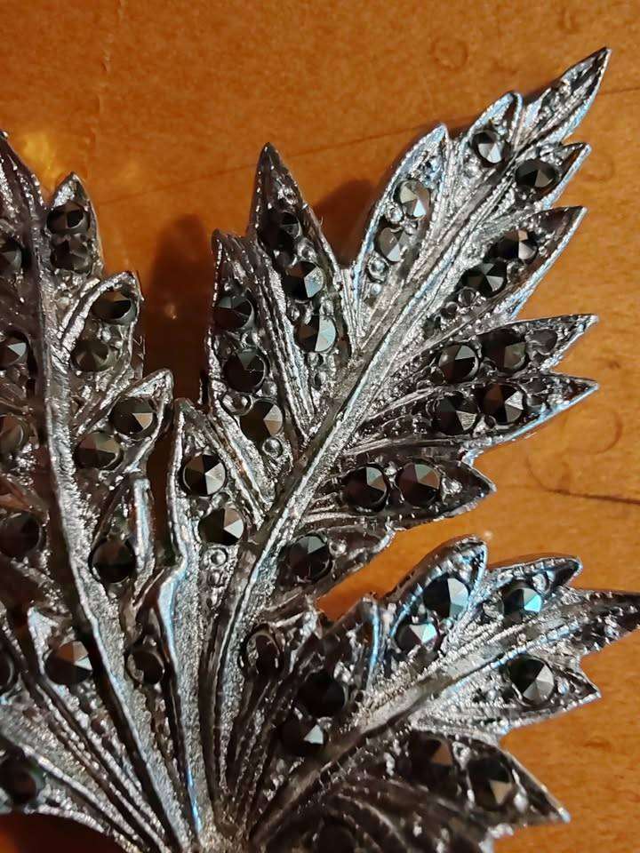 Vintage leaf shaped broach