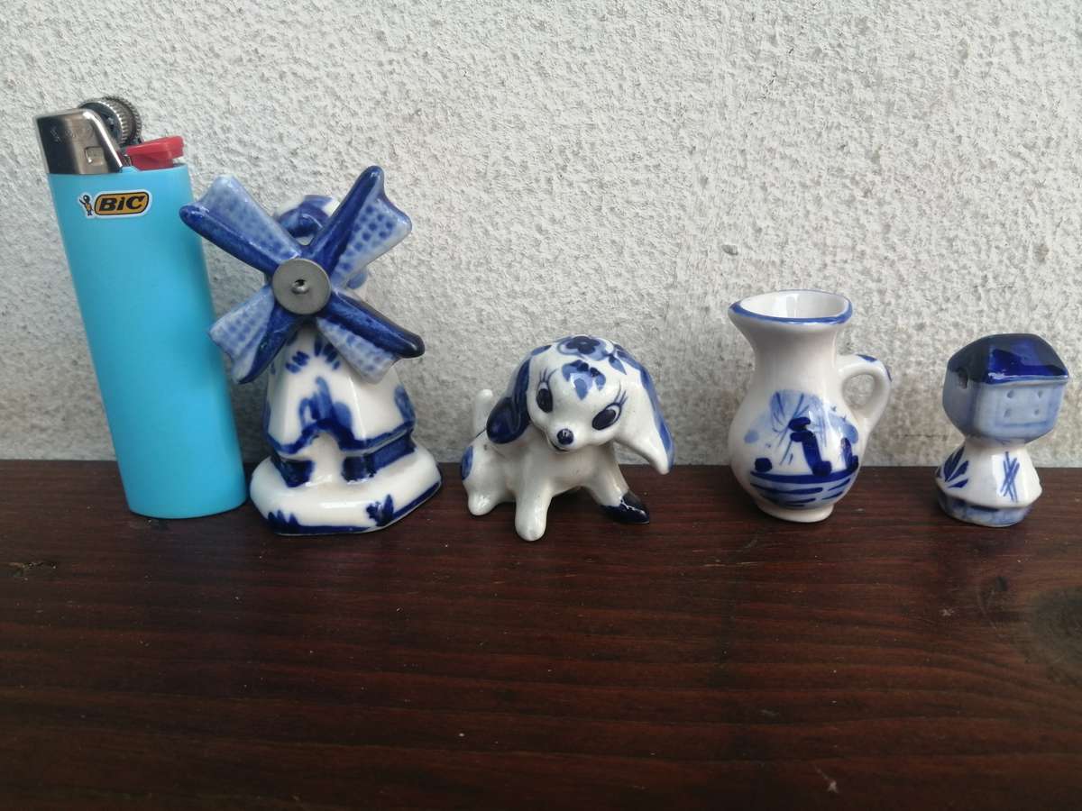 Set of 4 small blue and white ornaments.