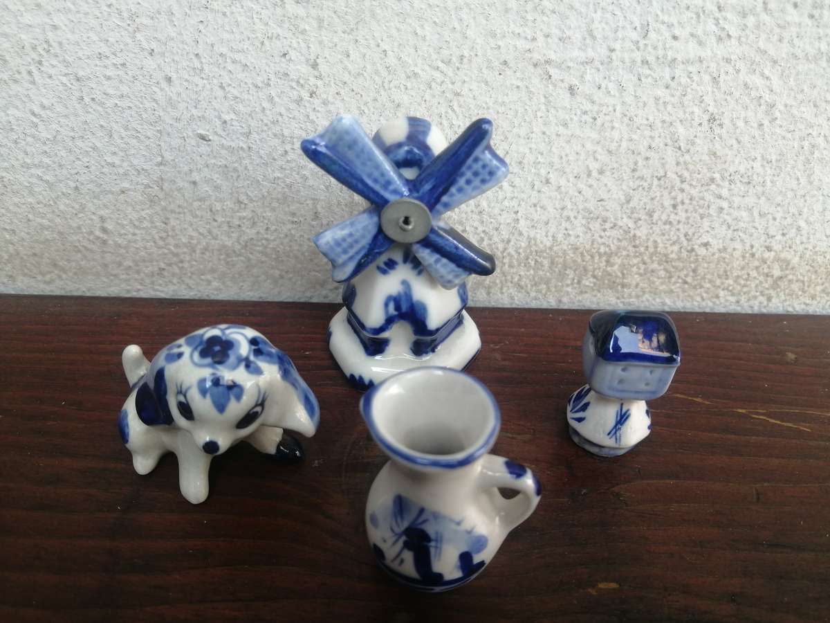 Set of 4 small blue and white ornaments.