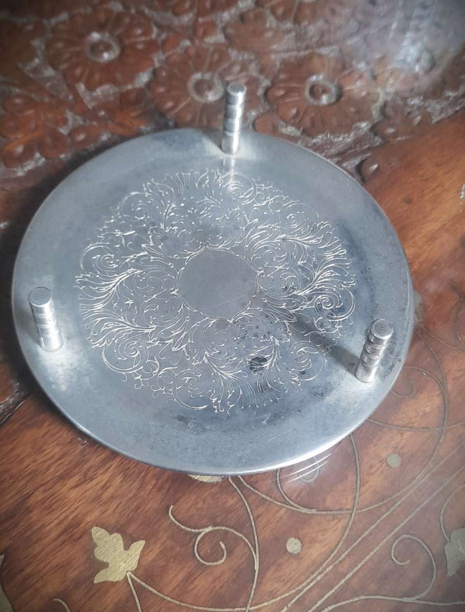 6 Beautiful Vintage Silver Coasters with holder. Set No. 1 (see photos)