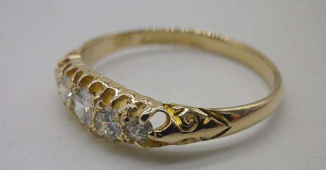 REDUCED!!! 18ct Gold Edwardian Ring set with CZs. Birmingham 1909. Size P 1/2. 2.76 g.