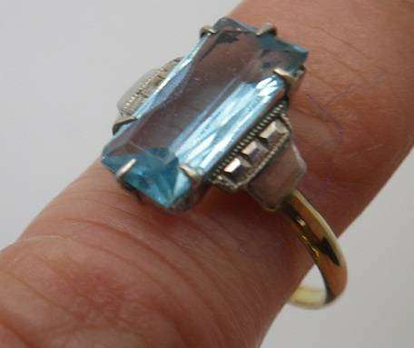 Lovely 9ct Gold & Sterling Silver Aquamarine ring. Size: N. 1.92 grams