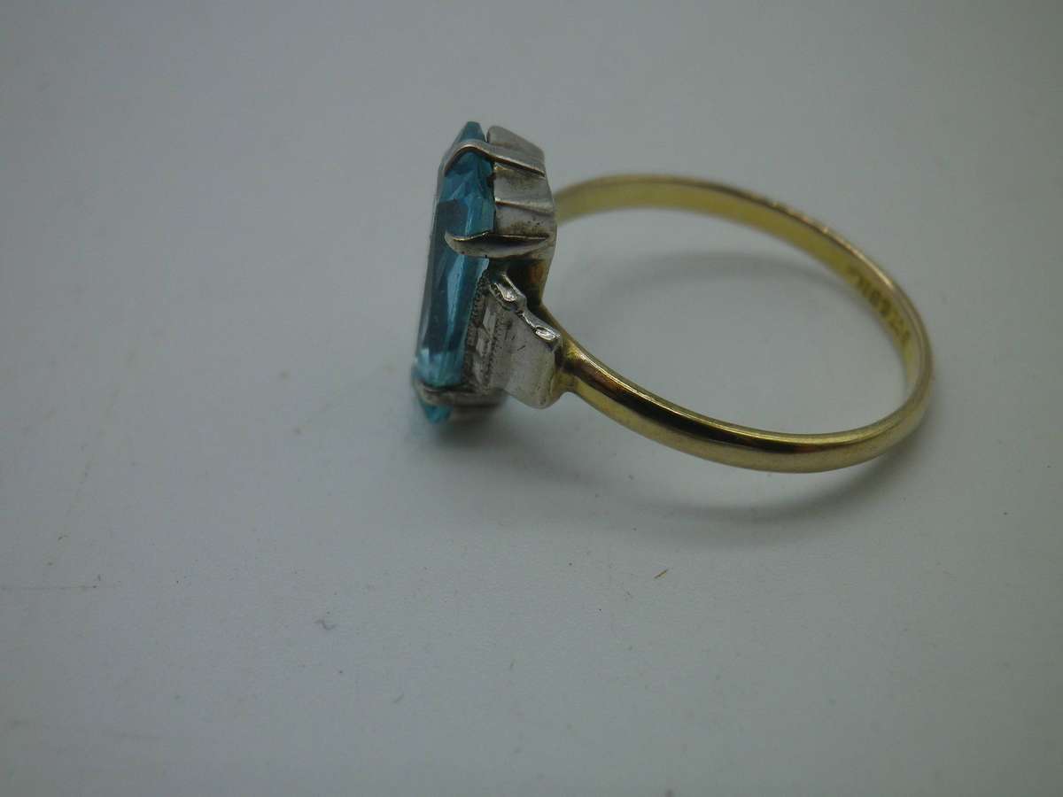 Lovely 9ct Gold & Sterling Silver Aquamarine ring. Size: N. 1.92 grams