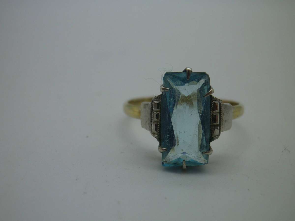 Lovely 9ct Gold & Sterling Silver Aquamarine ring. Size: N. 1.92 grams