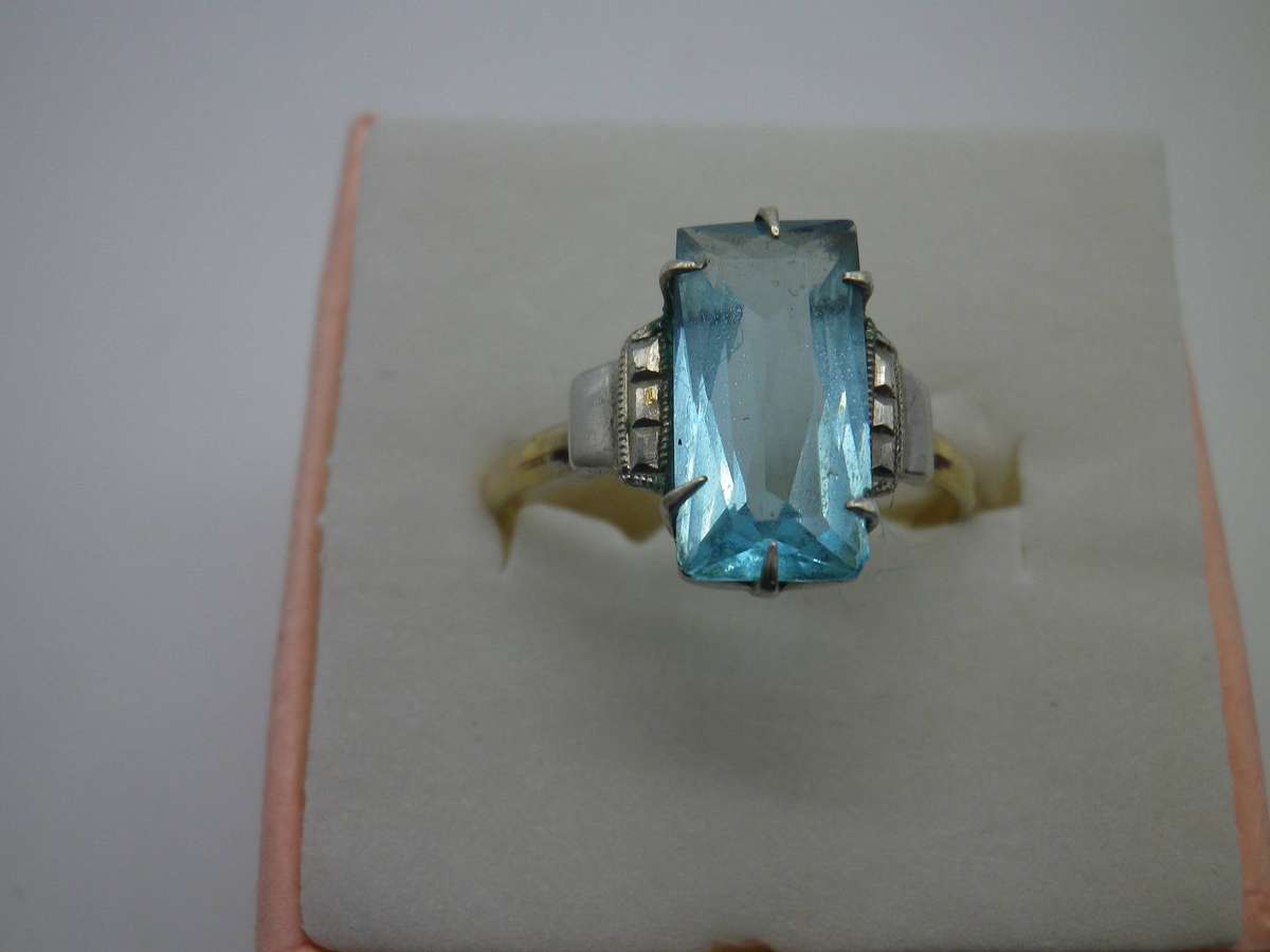 Lovely 9ct Gold & Sterling Silver Aquamarine ring. Size: N. 1.92 grams