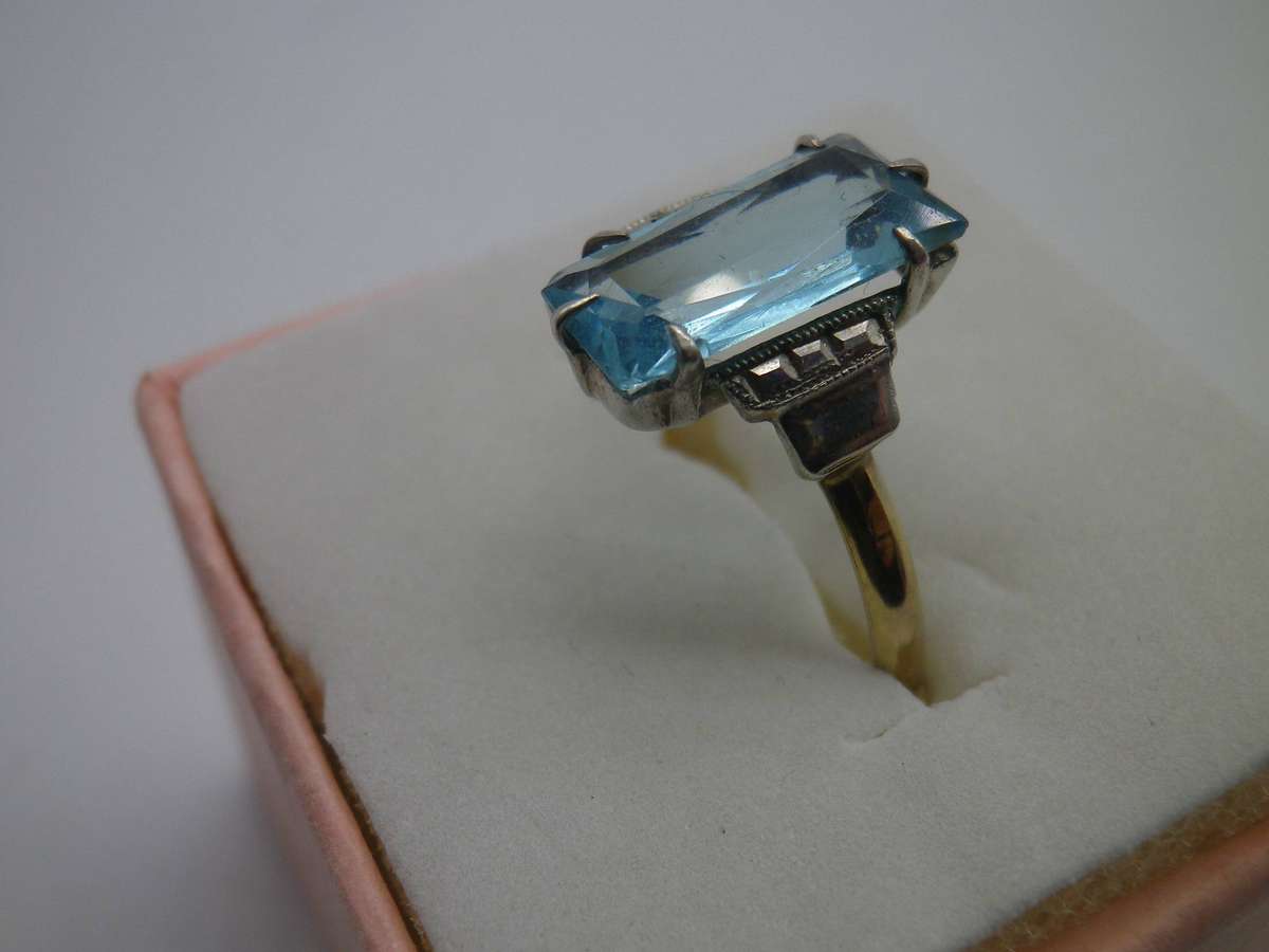 Lovely 9ct Gold & Sterling Silver Aquamarine ring. Size: N. 1.92 grams